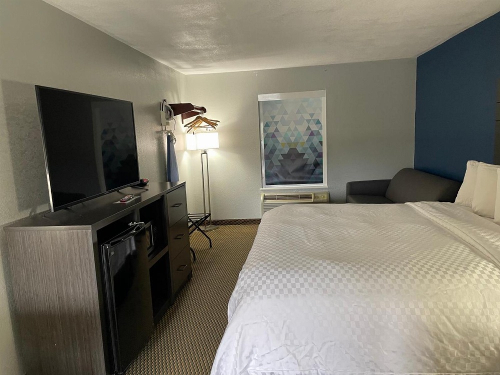 Clairmont Inn & Suites - Warren