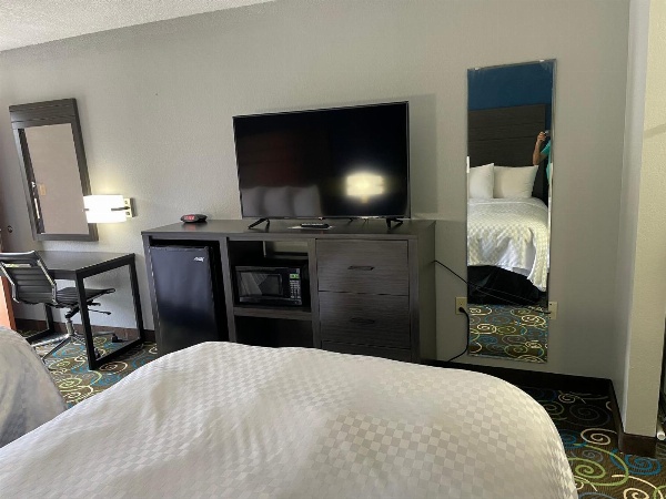 Clairmont Inn & Suites - Warren image 12