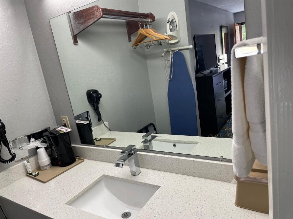 Clairmont Inn & Suites - Warren image 14