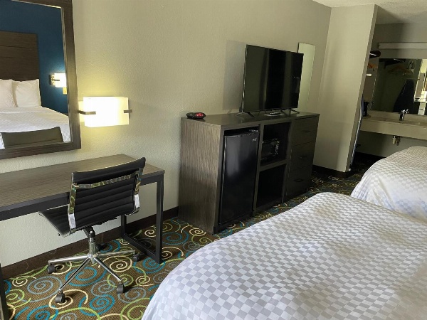 Clairmont Inn & Suites - Warren image 15