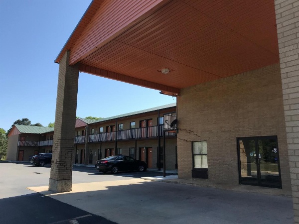 Clairmont Inn & Suites - Warren image 40
