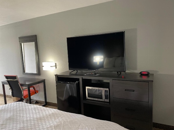 Clairmont Inn & Suites - Warren image 7