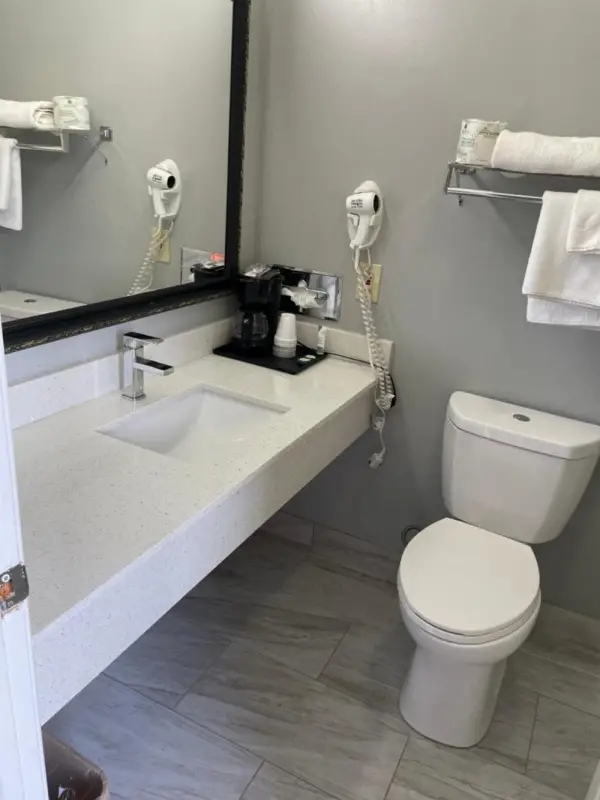 Clairmont Inn & Suites - Warren 10