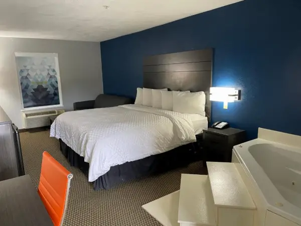 Clairmont Inn & Suites - Warren 5