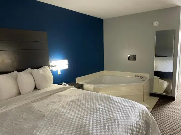 Clairmont Inn & Suites - Warren 6