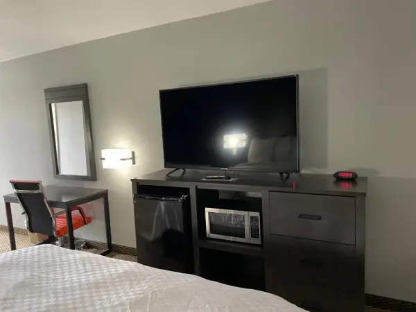 Clairmont Inn & Suites - Warren 7