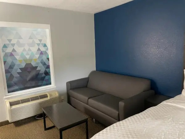 Clairmont Inn & Suites - Warren 8