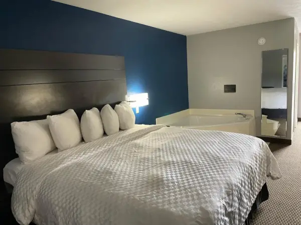 Clairmont Inn & Suites - Warren 9